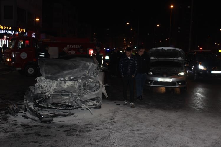 Kayseri’de 3 araca çarpan lüks otomobil alev aldı: 4 yaralı
