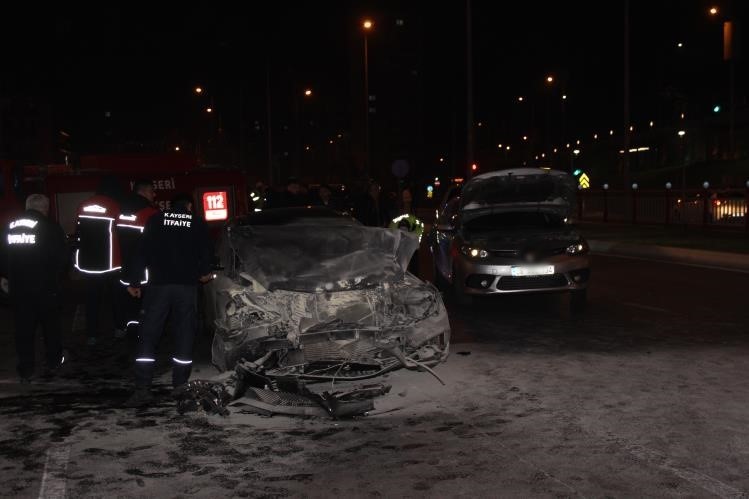 Kayseri’de 3 araca çarpan lüks otomobil alev aldı: 4 yaralı
