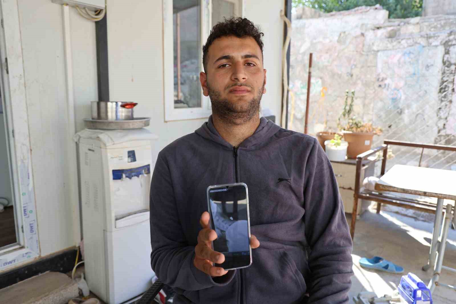 Ensesine yorgun mermi isabet eden 18 yaşındaki genç, 2 santimle ölümden döndü
