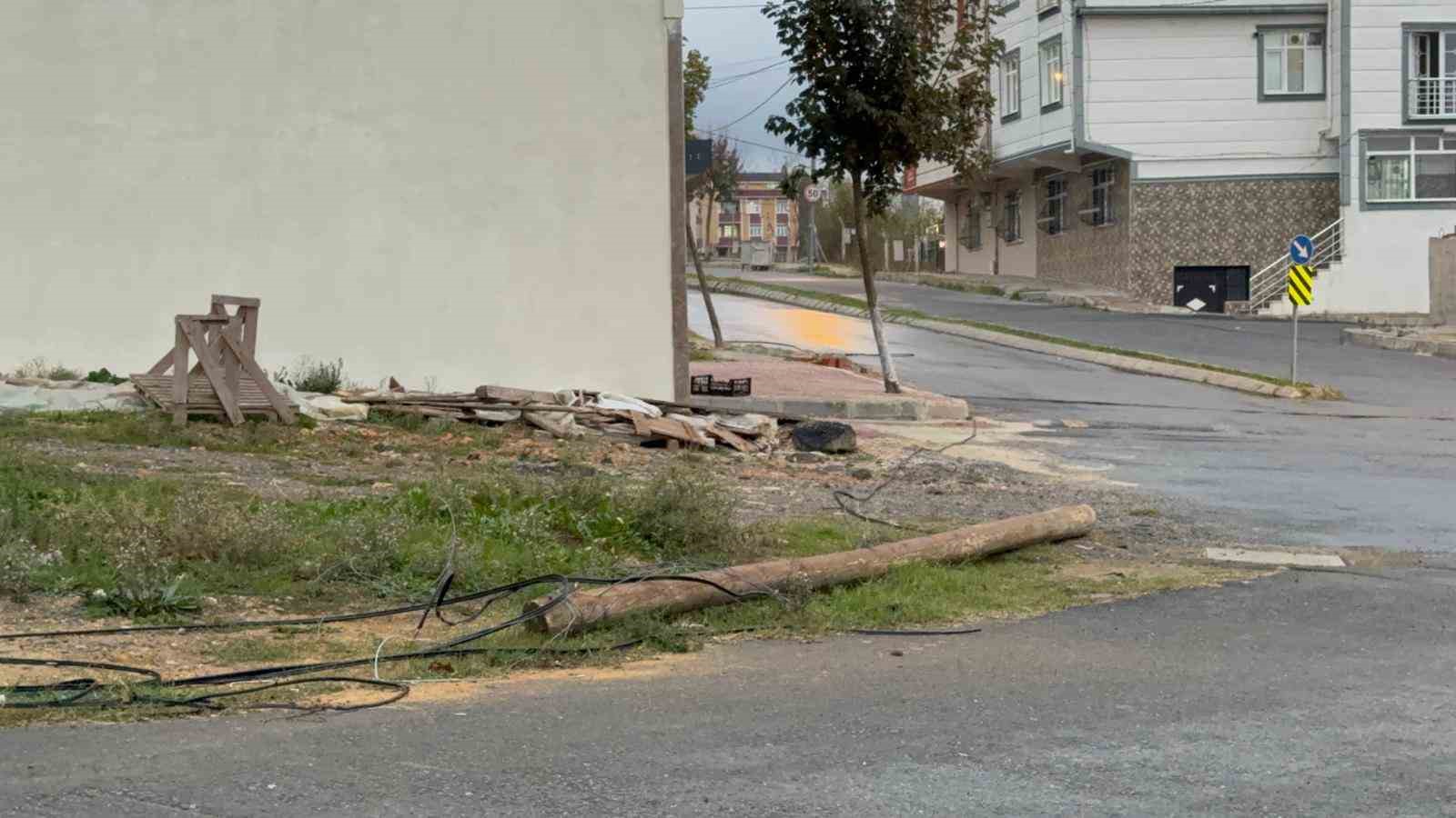 Arnavutköy’de hafriyat kamyonu ortalığı birbirine katıp kaçtı
