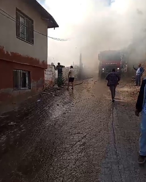 Madde bağımlısı genç ailesinin yaşadığı evi ateşe verdi
