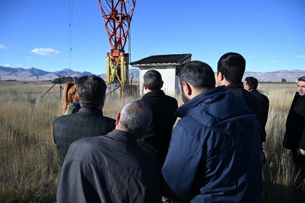 Vali Çiftçi, Karaz radyo istasyonunda incelemelerde bulundu
