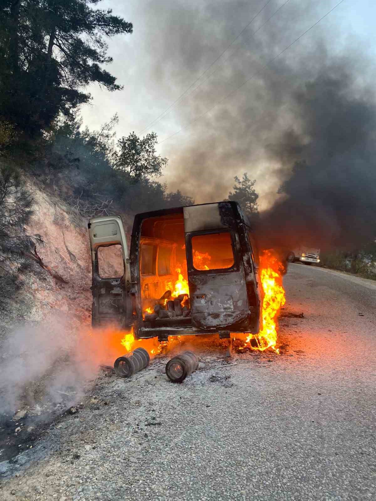 Osmaneli’nde seyir halindeki minibüs alev alev yandı
