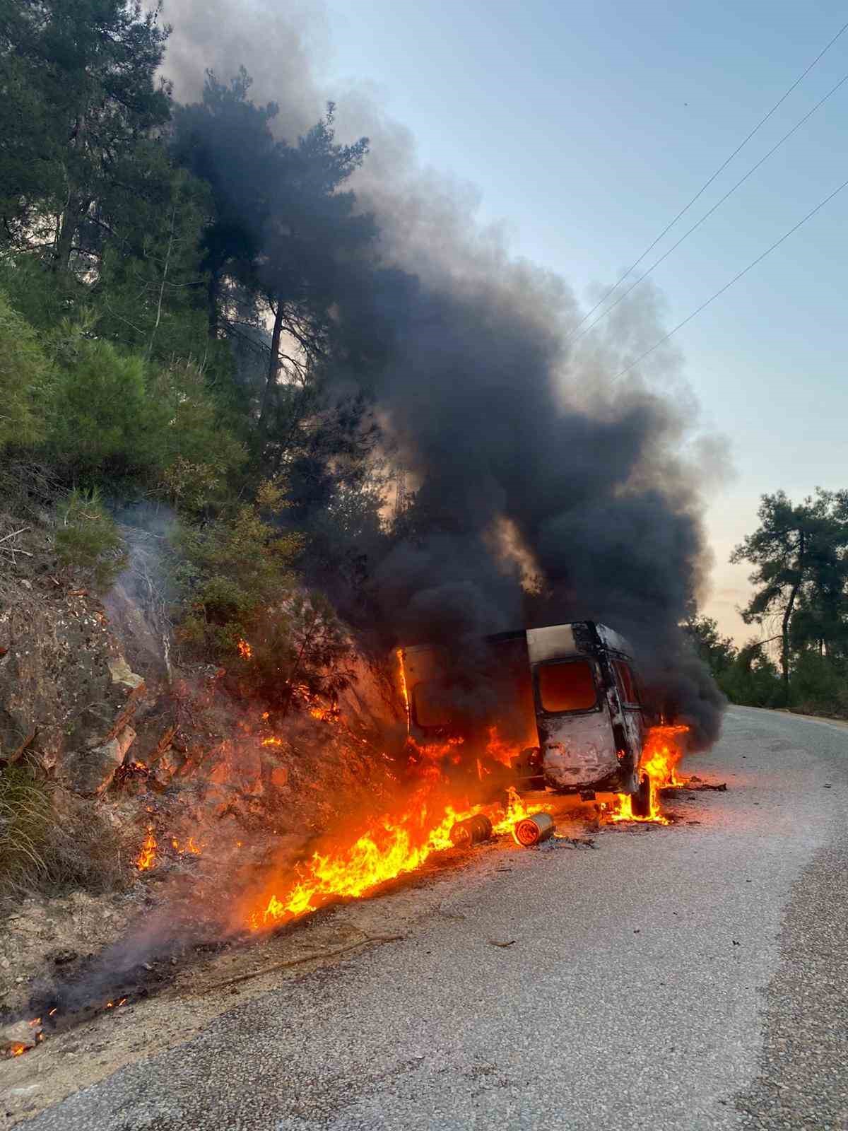 Osmaneli’nde seyir halindeki minibüs alev alev yandı
