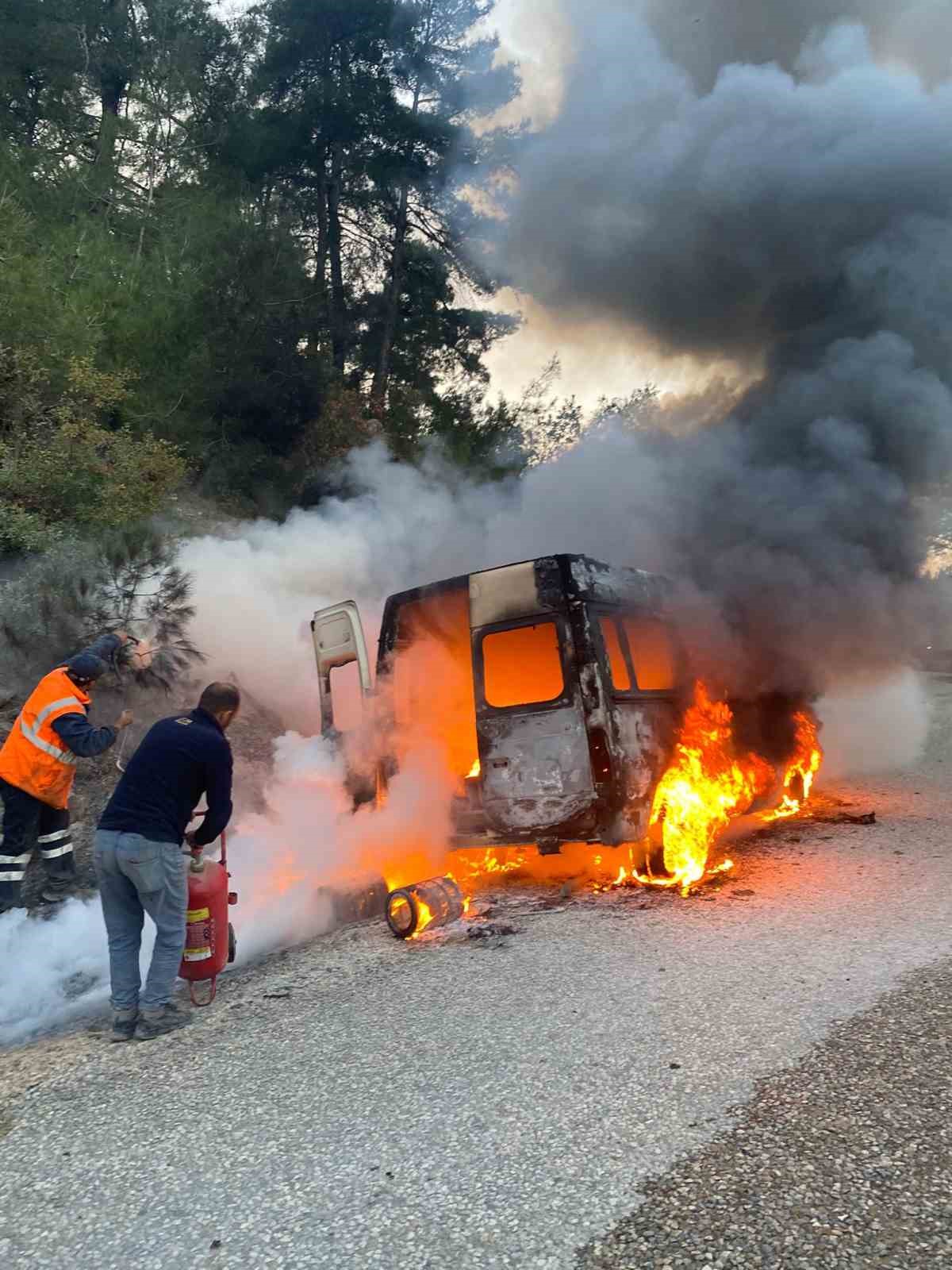 Osmaneli’nde seyir halindeki minibüs alev alev yandı
