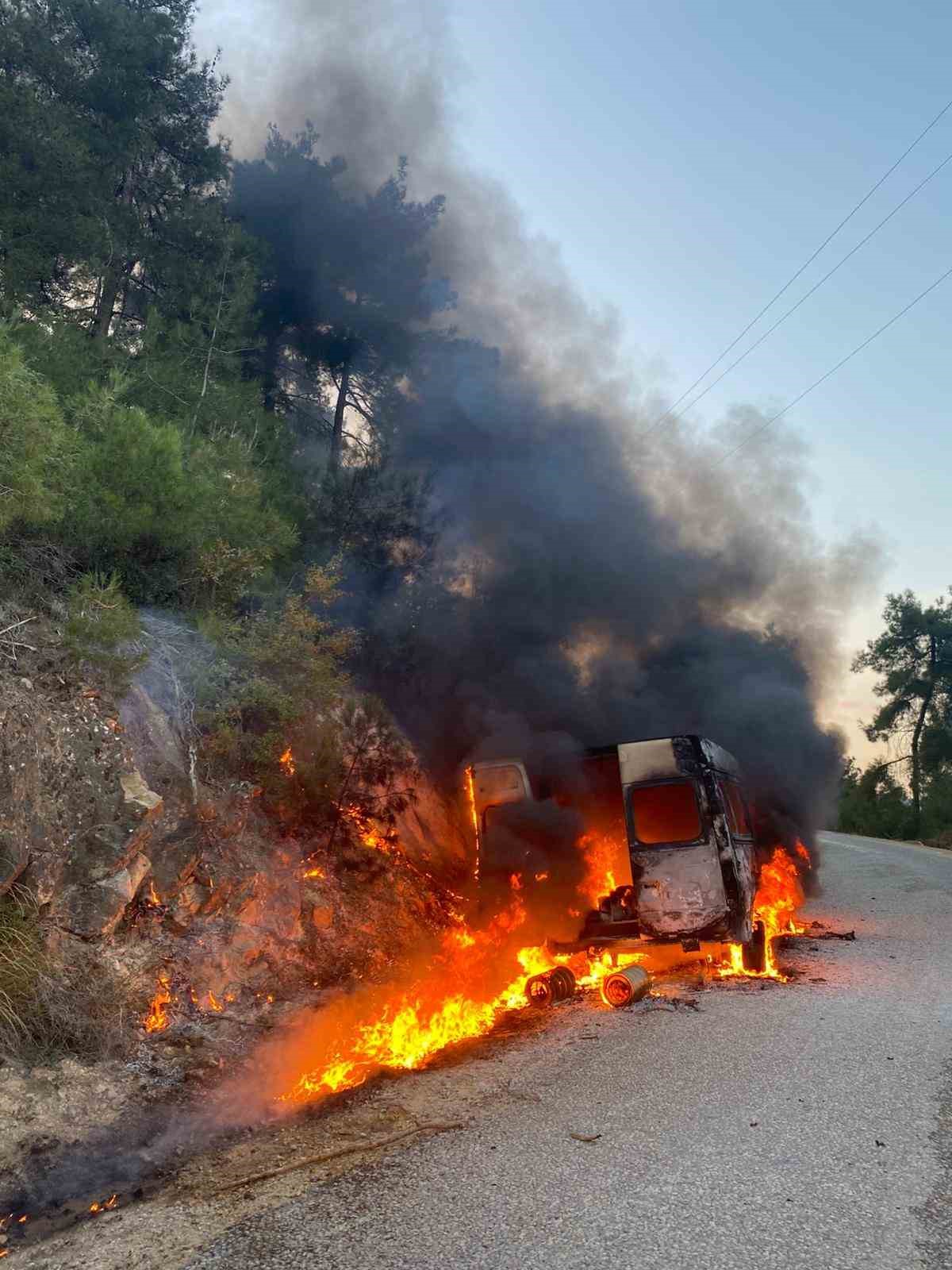 Osmaneli’nde seyir halindeki minibüs alev alev yandı
