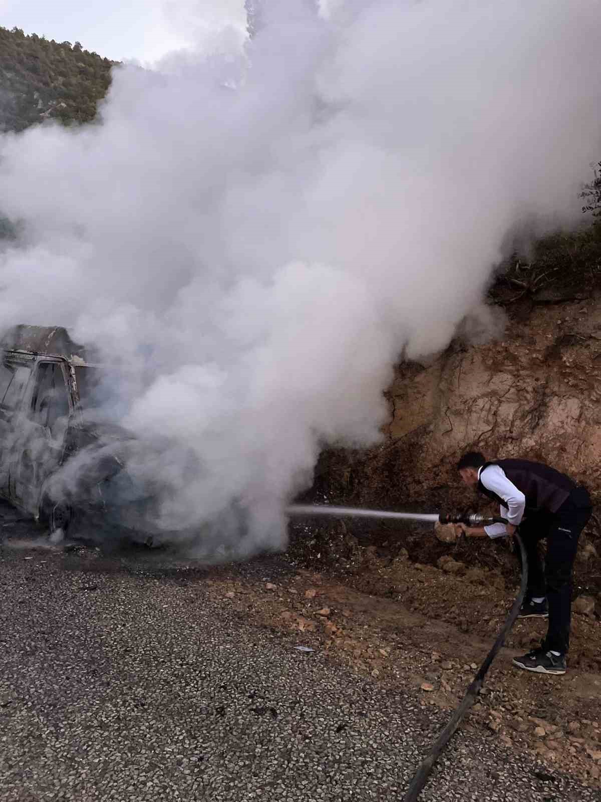 Osmaneli’nde seyir halindeki minibüs alev alev yandı
