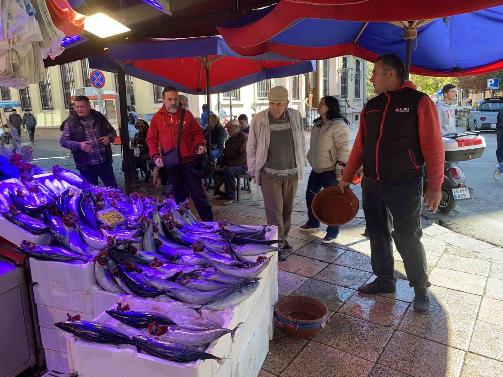 Denizlerdeki fırtına balık tezgahlarına yansıdı
