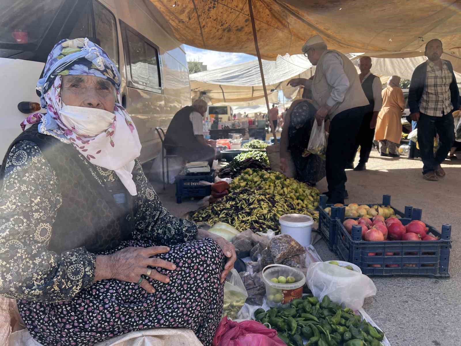 Semt pazarının en yaşlı satıcısı
