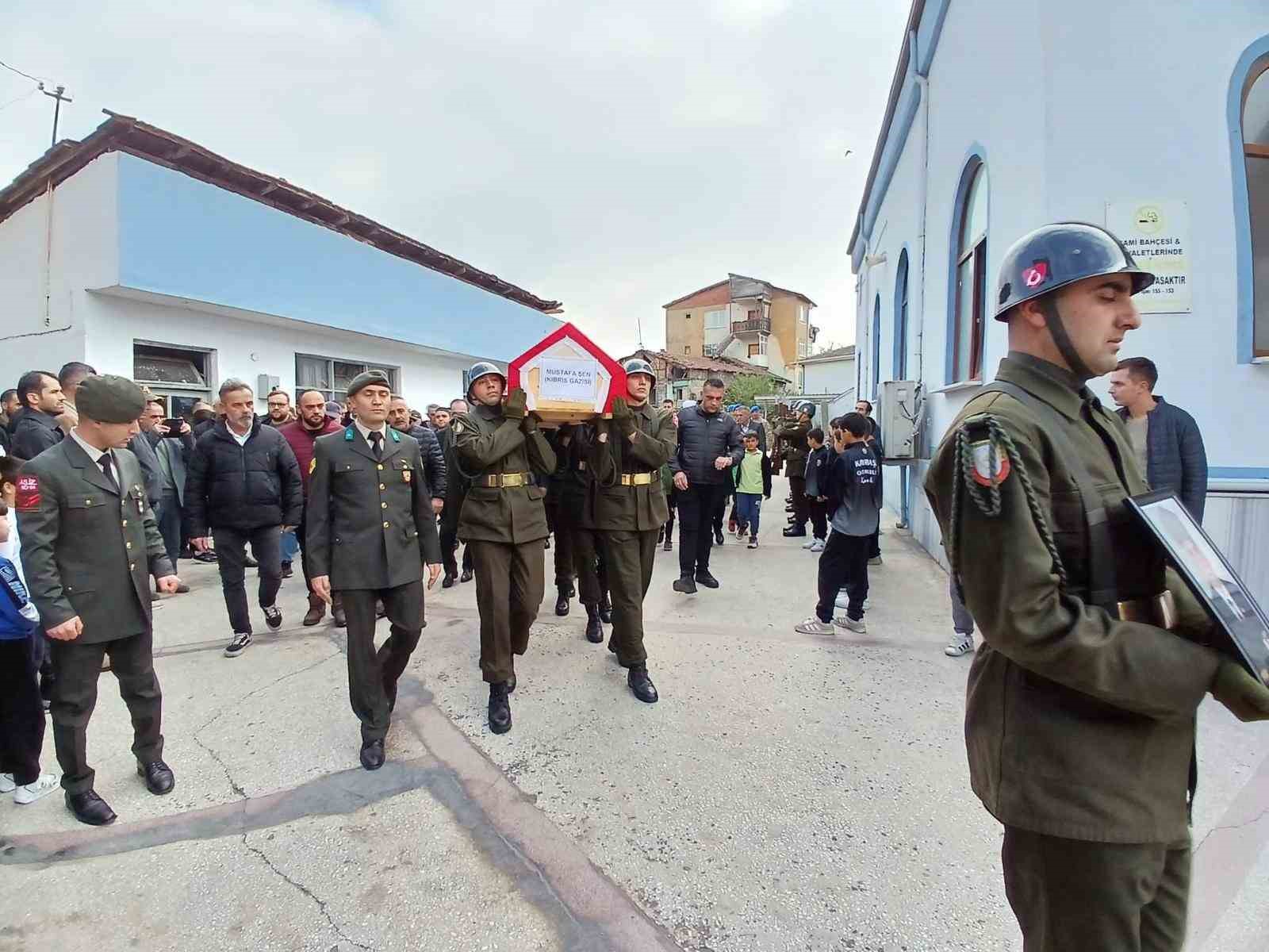 Kıbrıs gazisi toprağa verildi
