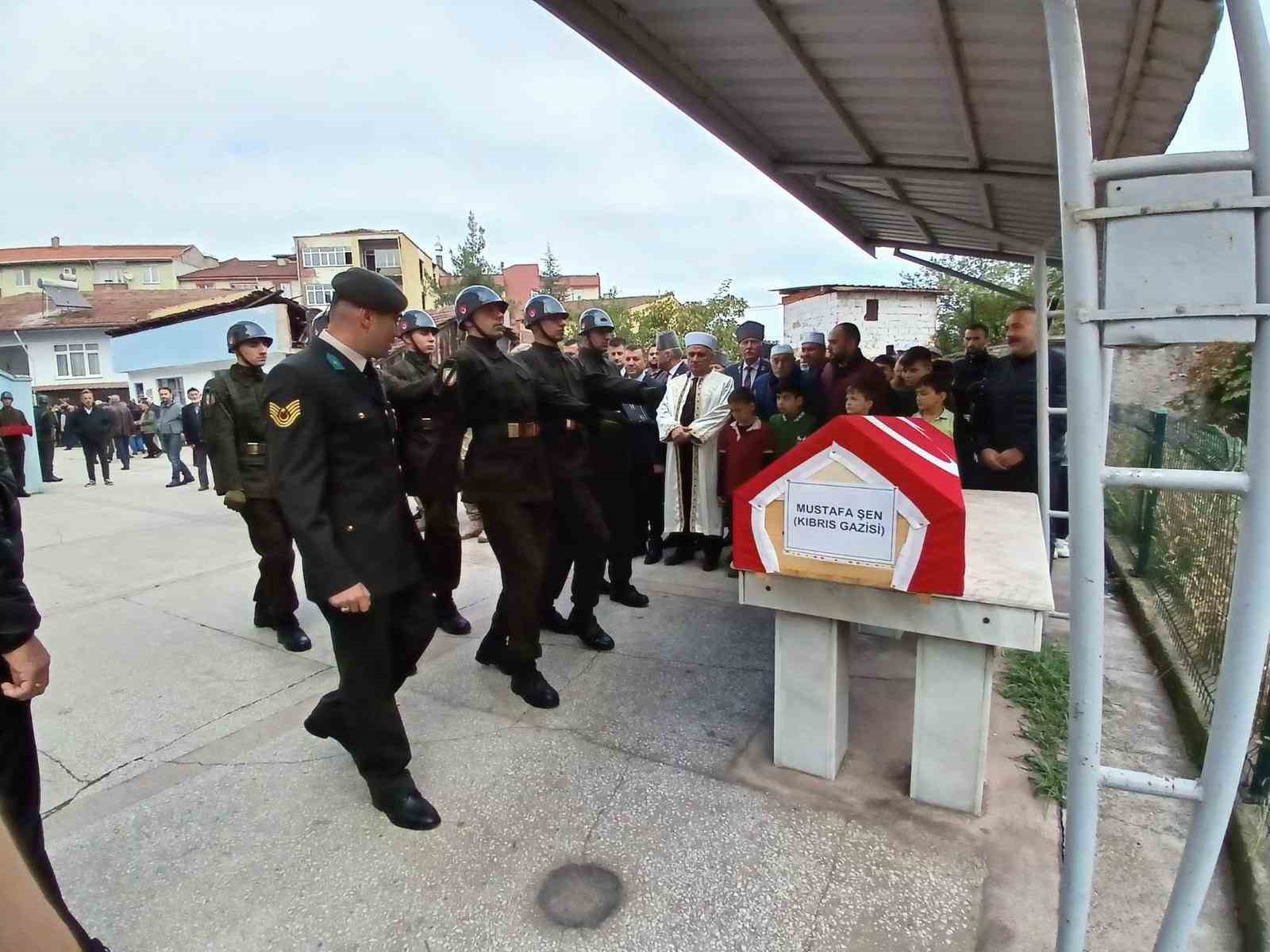 Kıbrıs gazisi toprağa verildi
