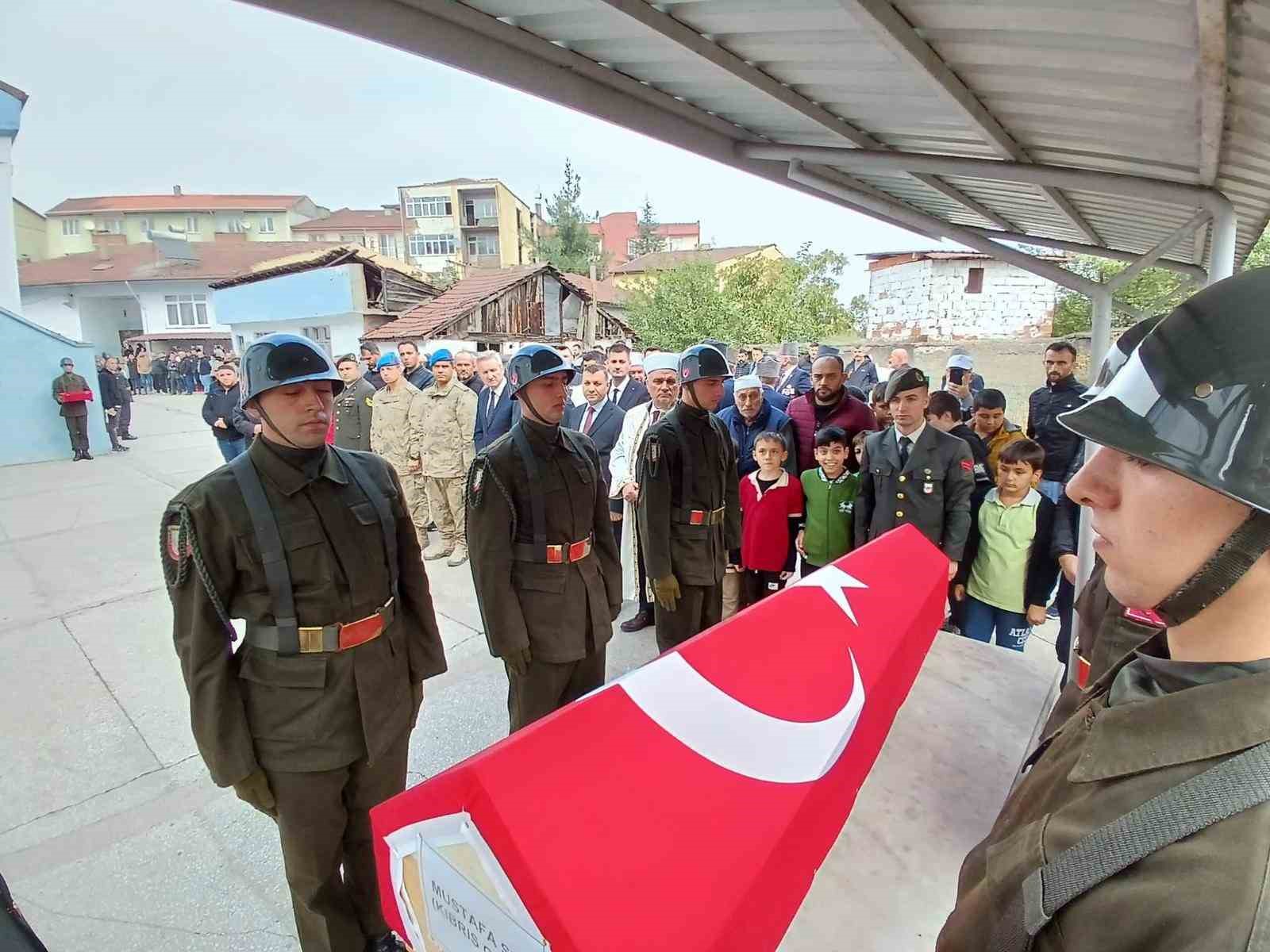 Kıbrıs gazisi toprağa verildi
