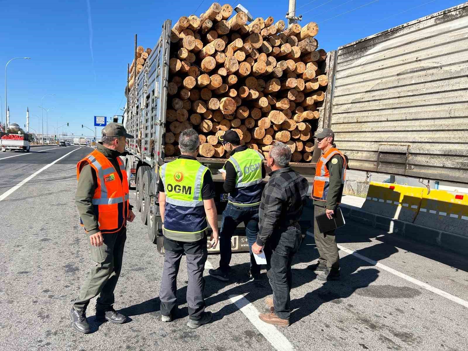 Kütahya’da orman emvali yüklü araçlara mobil denetim
