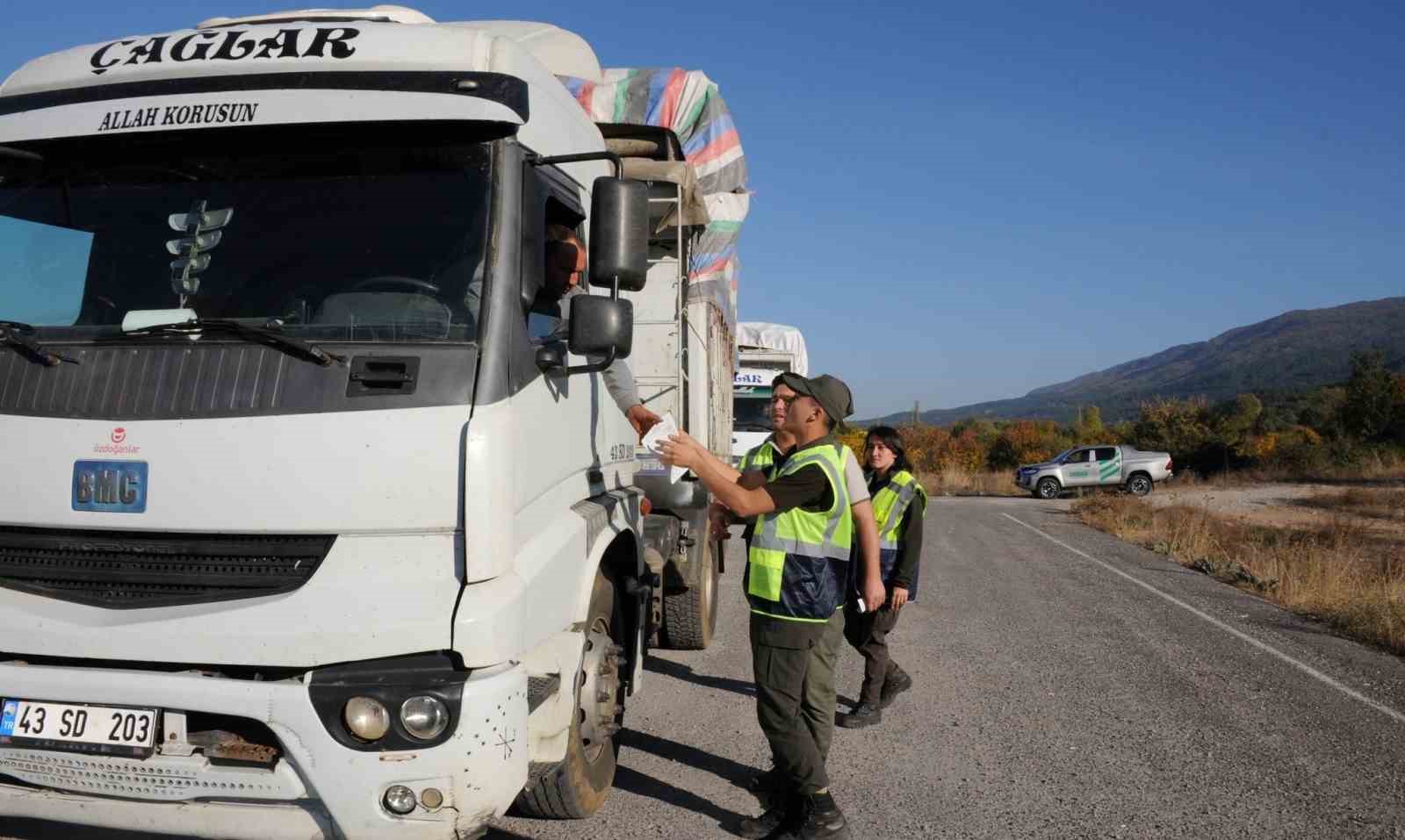 Kütahya’da orman emvali yüklü araçlara mobil denetim
