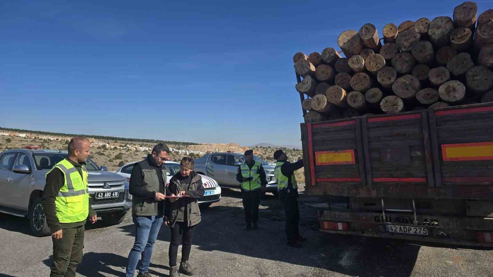 Kütahya’da orman emvali yüklü araçlara mobil denetim
