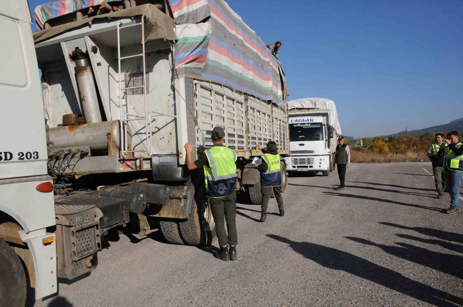 Kütahya’da orman emvali yüklü araçlara mobil denetim
