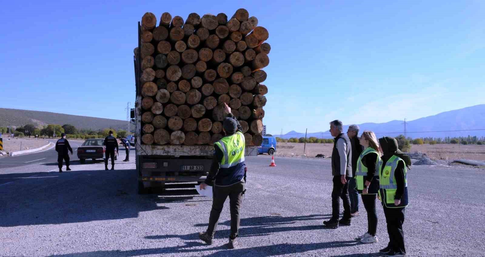 Kütahya’da orman emvali yüklü araçlara mobil denetim
