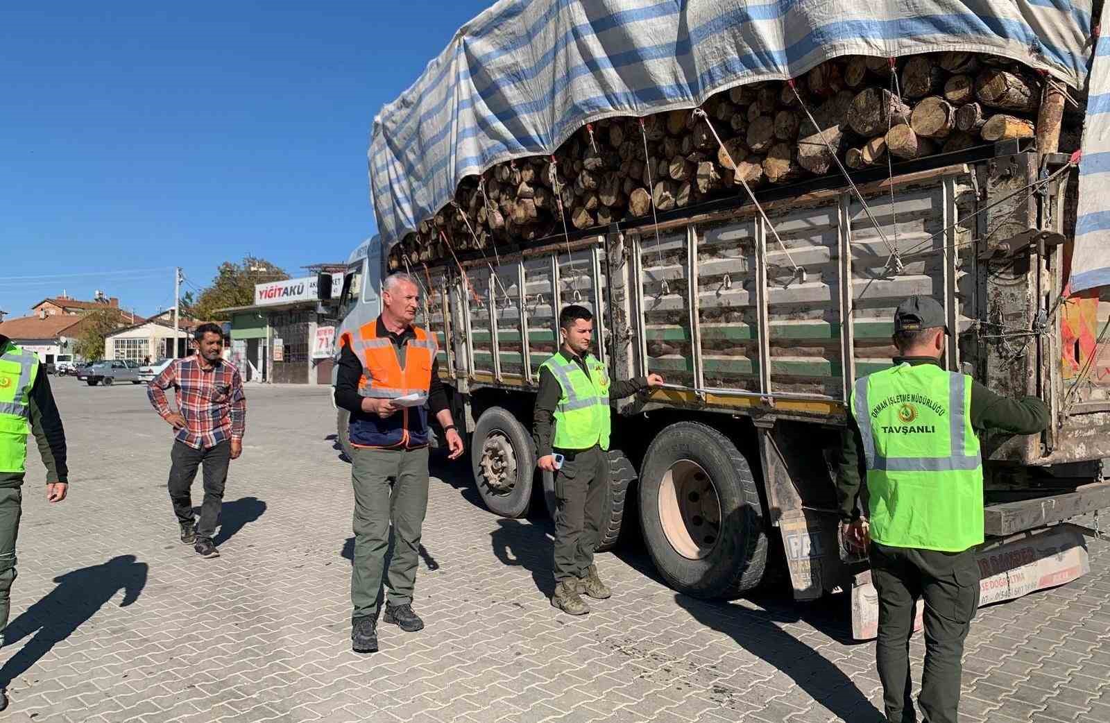 Kütahya’da orman emvali yüklü araçlara mobil denetim
