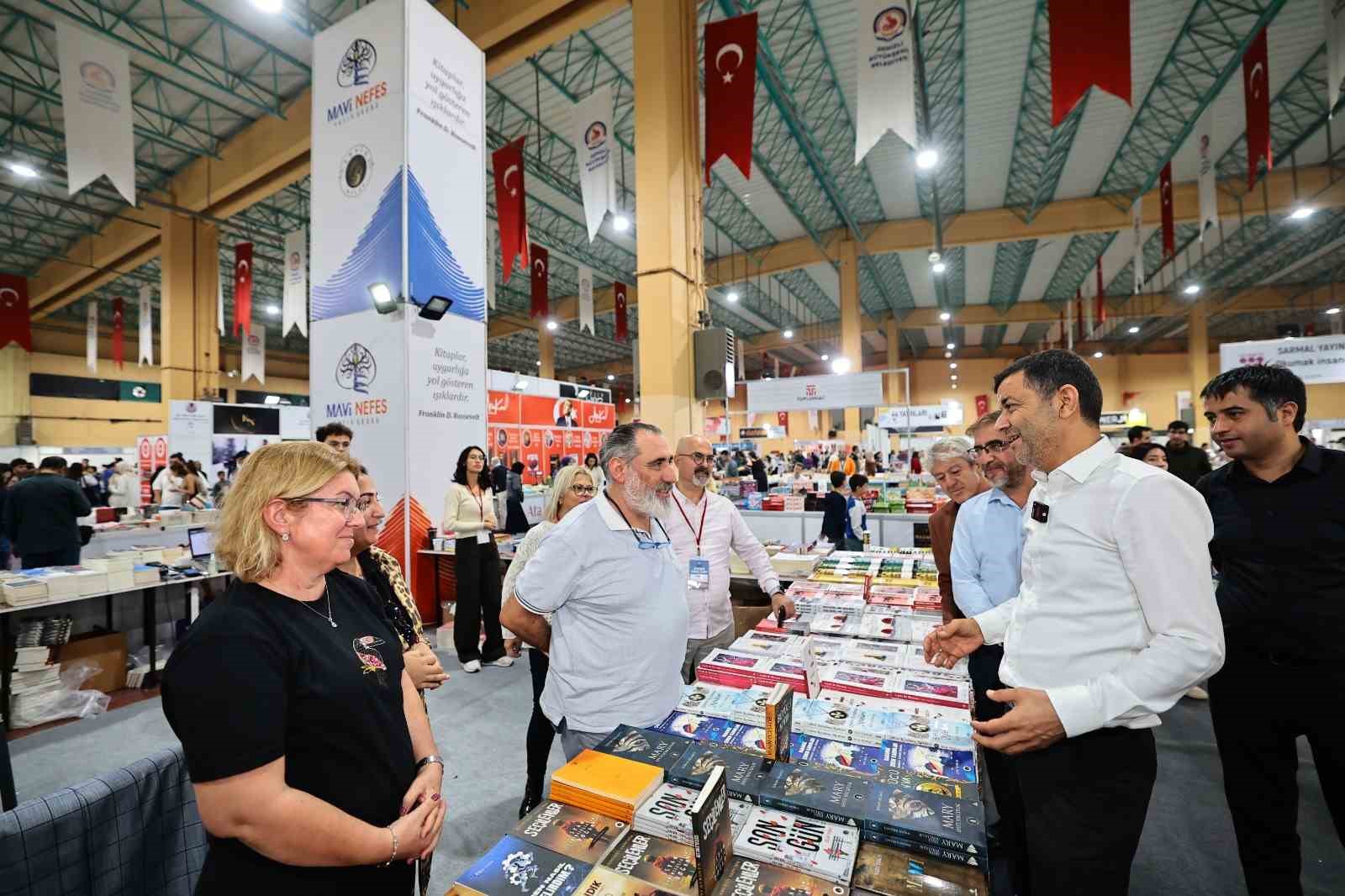 Denizli Kitap Fuarında yazar yağmuru sürüyor
