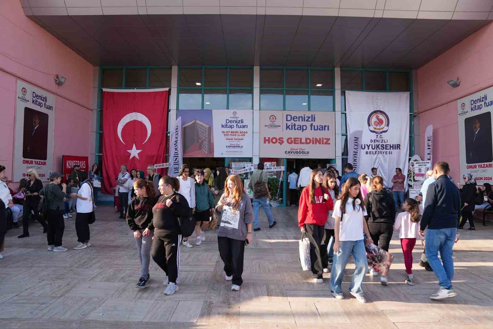 Denizli Kitap Fuarında yazar yağmuru sürüyor
