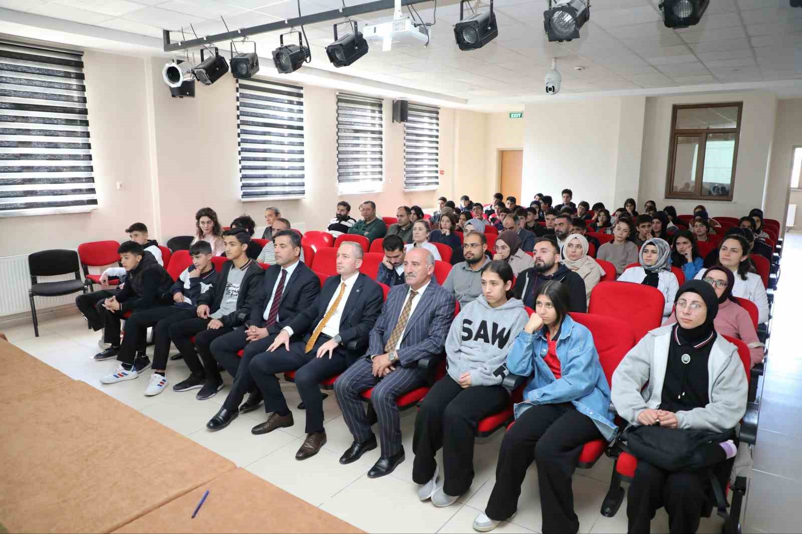 Ağrı Milli Eğitim Müdürü Kökrek, öğrencilere MEBİ’yi tanıttı
