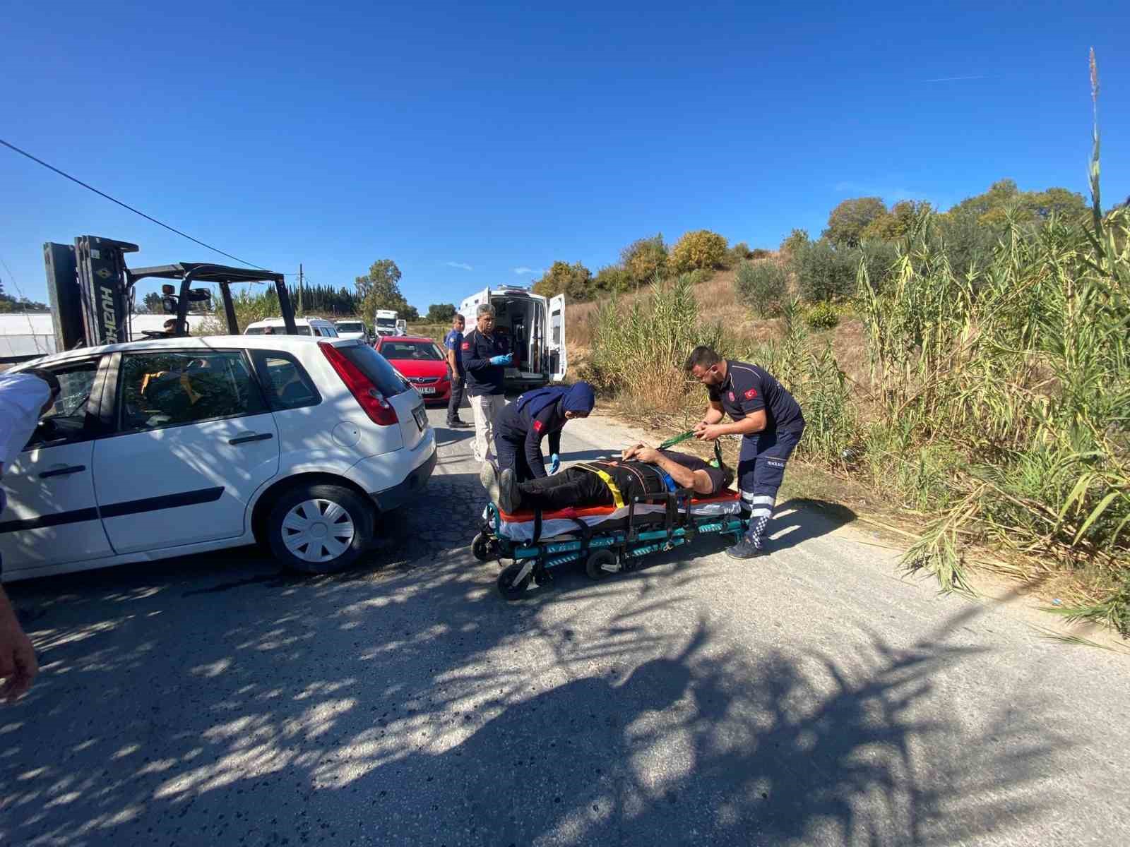 Serik’te forklift otomobilin motoruna saplandı, otomobil sürücüsü yaralandı
