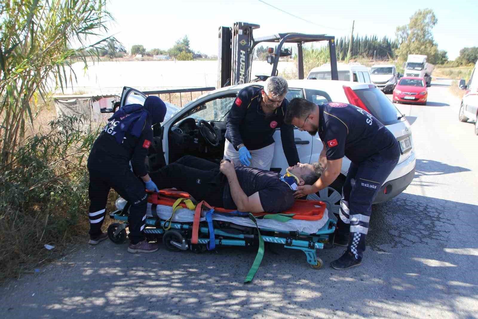 Serik’te forklift otomobilin motoruna saplandı, otomobil sürücüsü yaralandı
