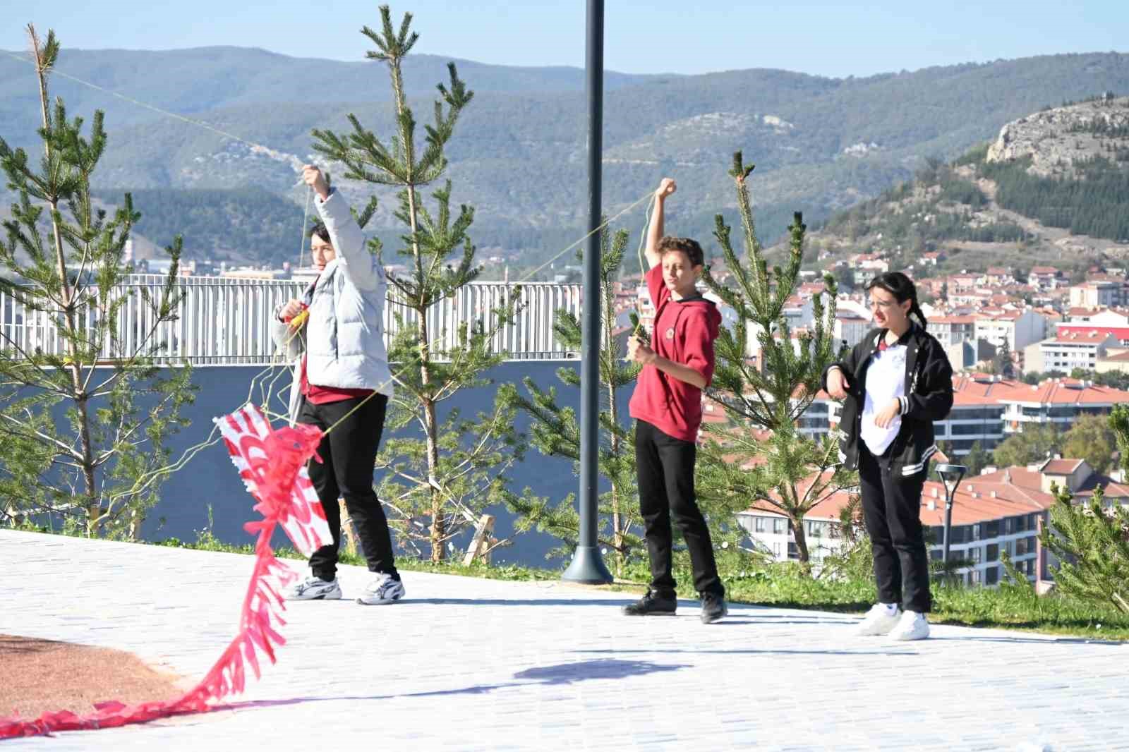 Fen Lisesi öğrencilerinden Anı Evi’ne uçurtmalı ziyaret
