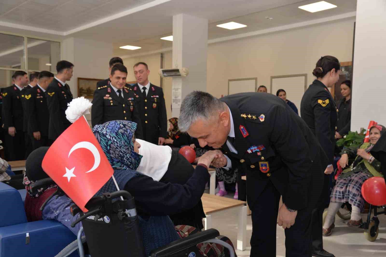 Jandarma personelleri huzurevi sakinlerinin yüzünü güldürdü
