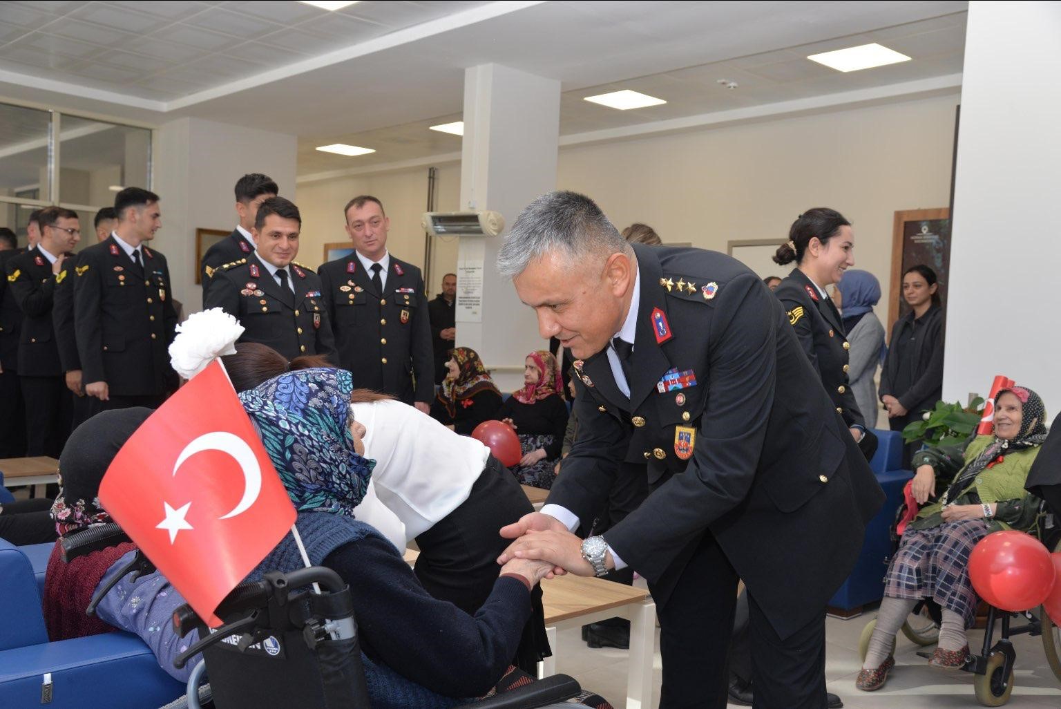 Jandarma personelleri huzurevi sakinlerinin yüzünü güldürdü
