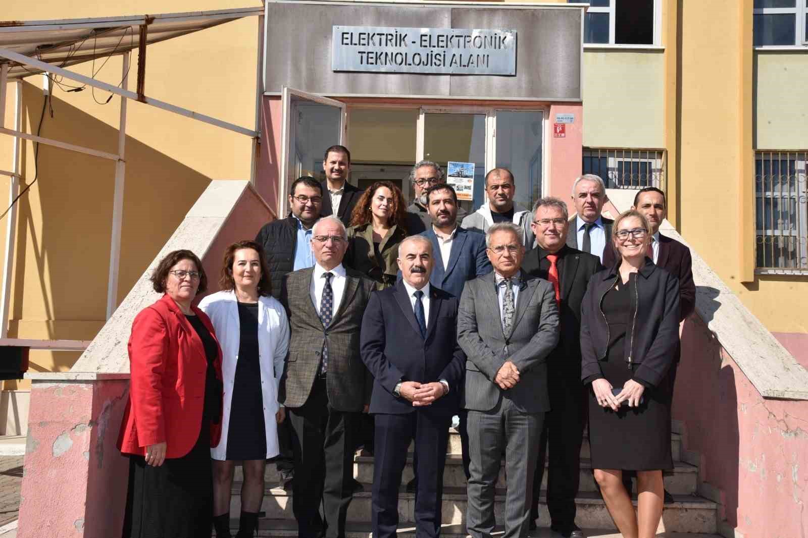 Meslek Lisesi öğrencileri hem üretiyor, hem satıyor
