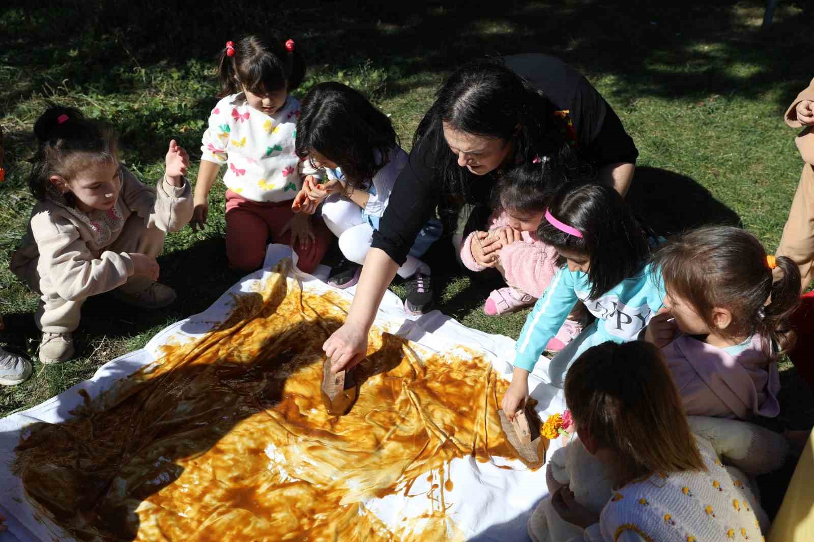 Çocuklar bağ bozumu ve bulamaç etkinliğinde bir araya geldi
