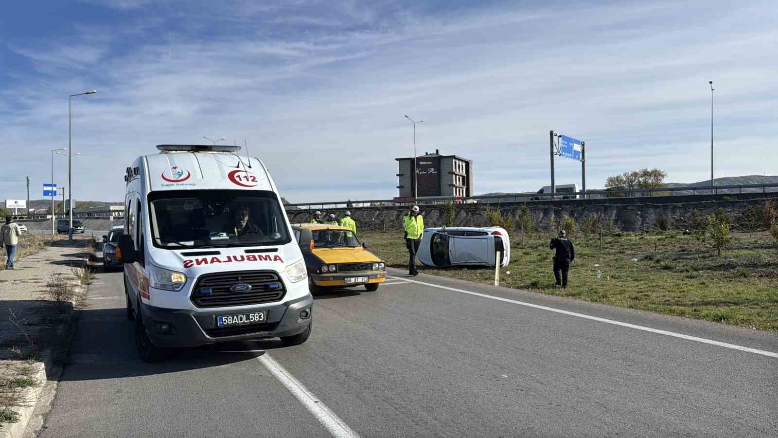 Yoldan çıkan otomobil yan yattı, sürücü yaralandı
