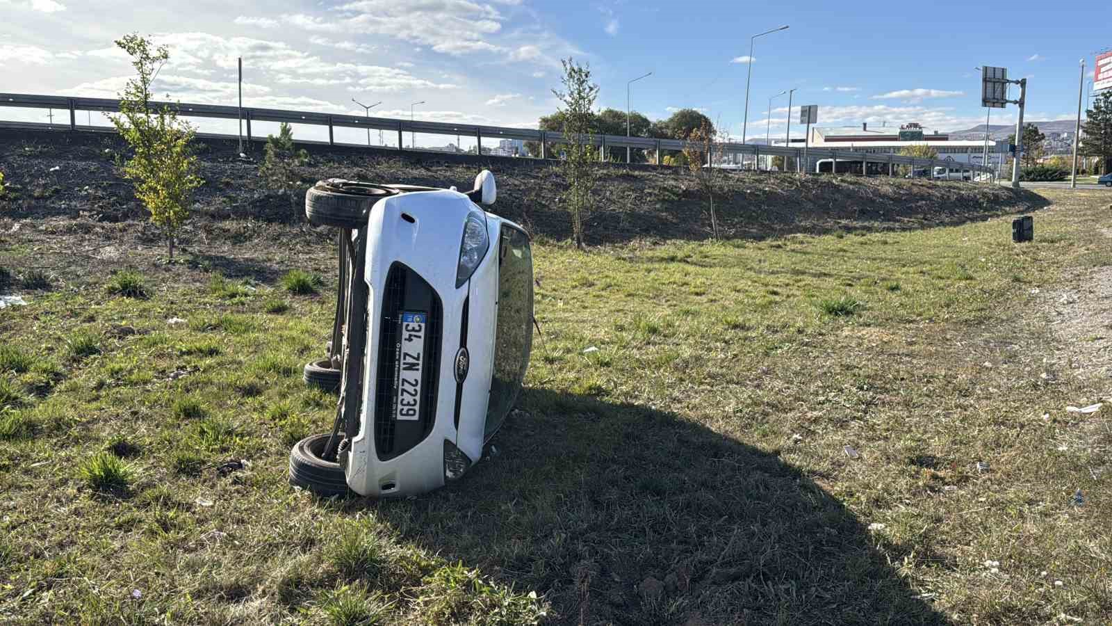 Yoldan çıkan otomobil yan yattı, sürücü yaralandı
