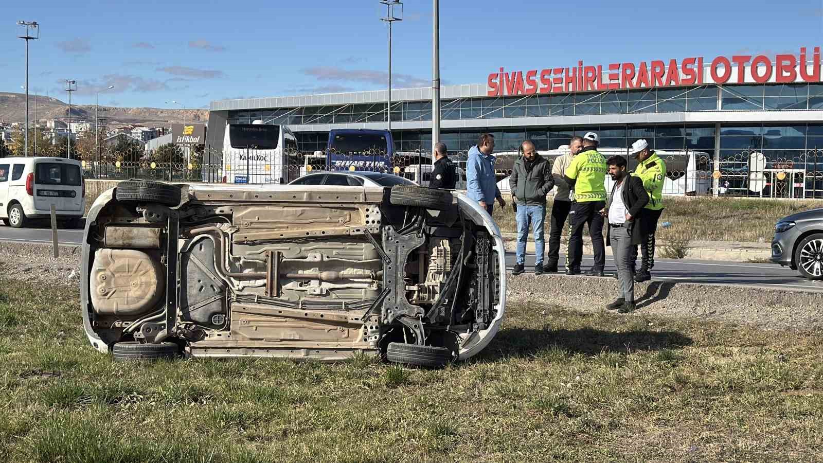 Yoldan çıkan otomobil yan yattı, sürücü yaralandı
