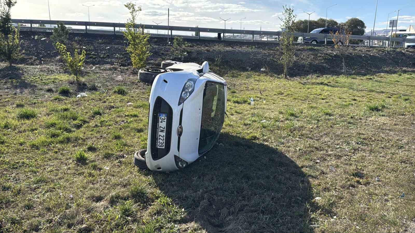 Yoldan çıkan otomobil yan yattı, sürücü yaralandı
