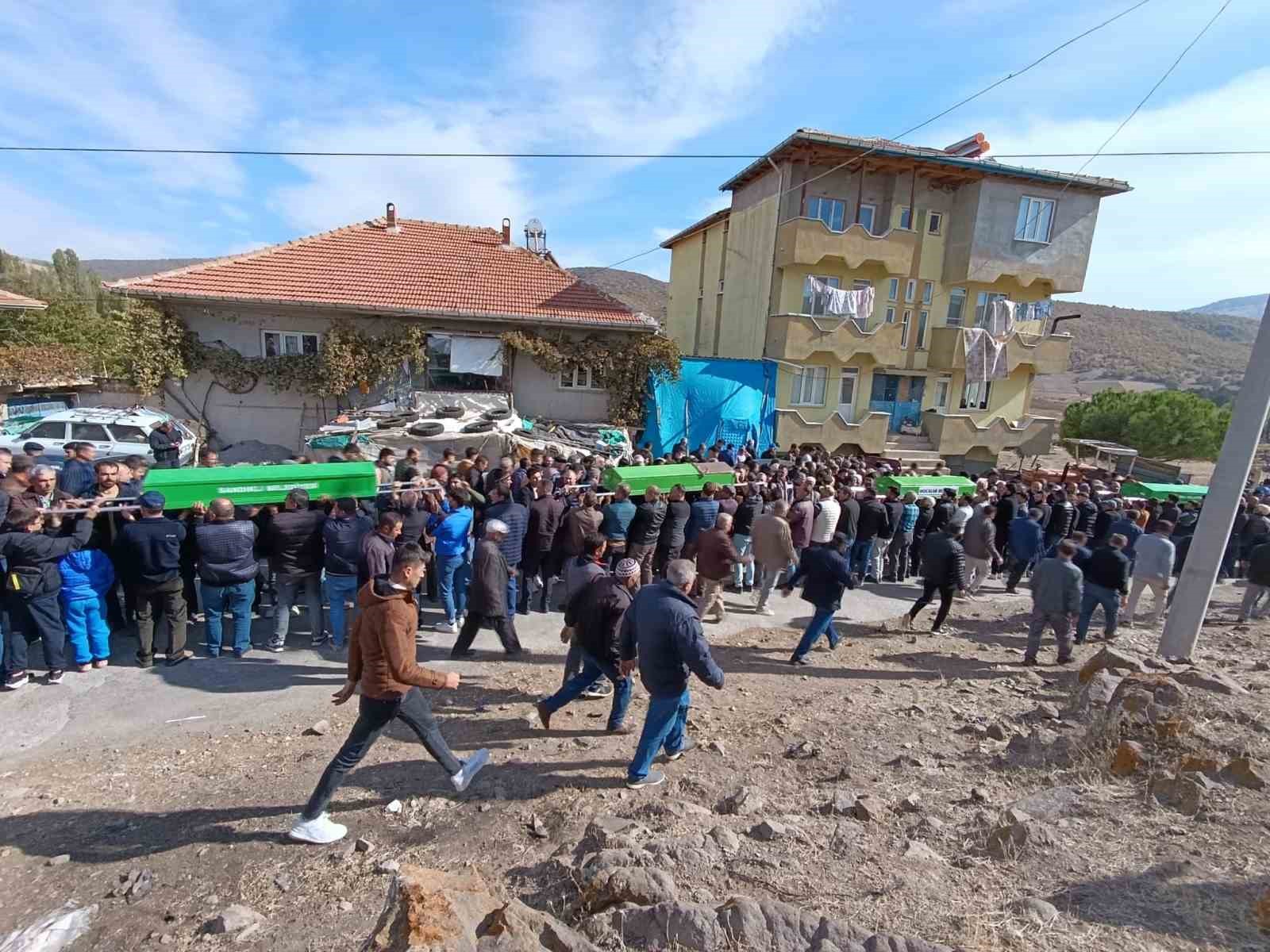 1 köyden aynı gün 5 cenaze birden çıktı
