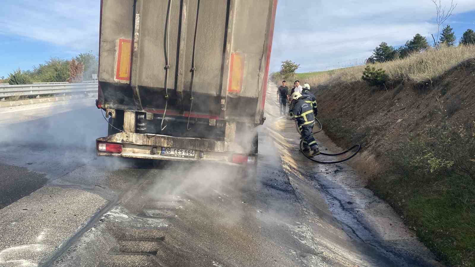 Lastikleri alevlere teslim olan dorseyi küle dönmekten itfaiye kurtardı
