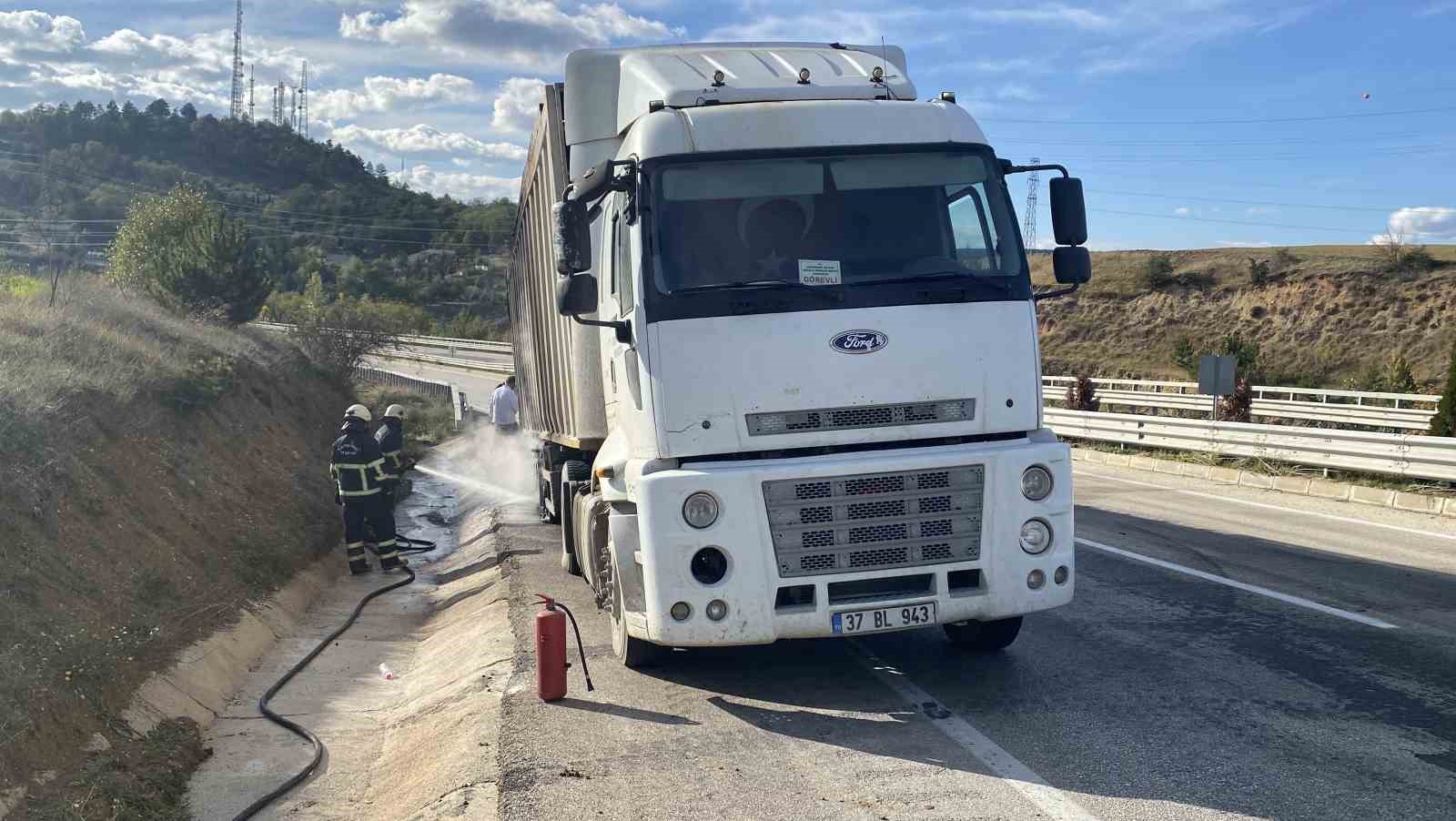 Lastikleri alevlere teslim olan dorseyi küle dönmekten itfaiye kurtardı
