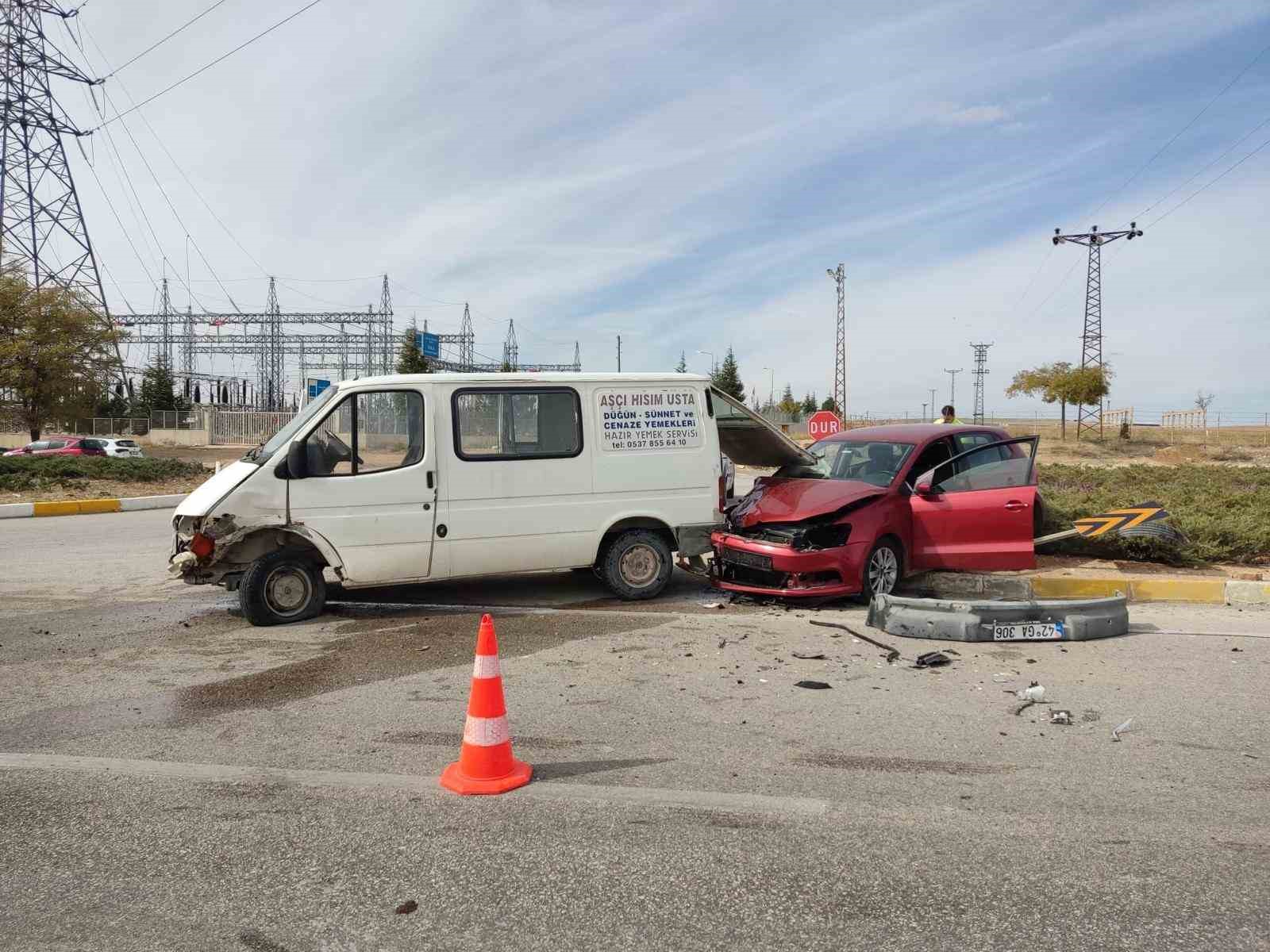 Konya’da otomobil ile minibüs çarpıştı: 2 yaralı
