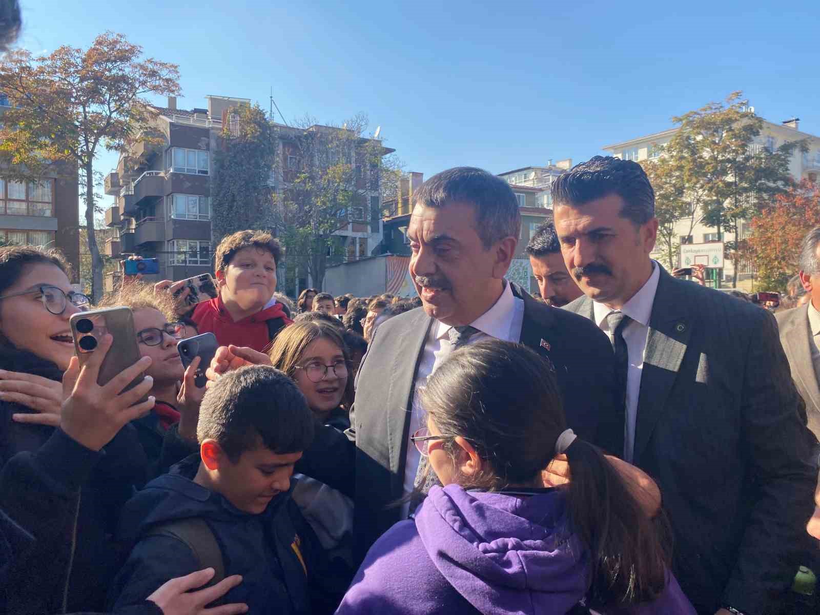 Bakan Tekin: “20 yıllık bir öğretmeni test sınavına almak olmaz”
