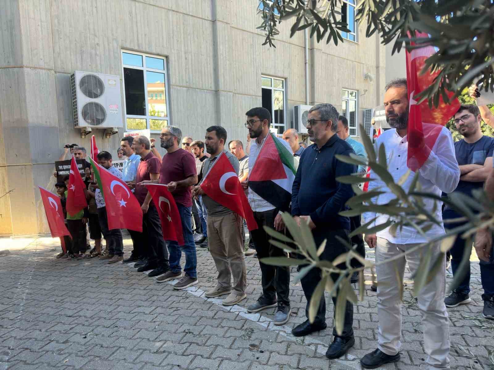 Alanya’da şehitler için gıyabi cenaze namazı kılındı
