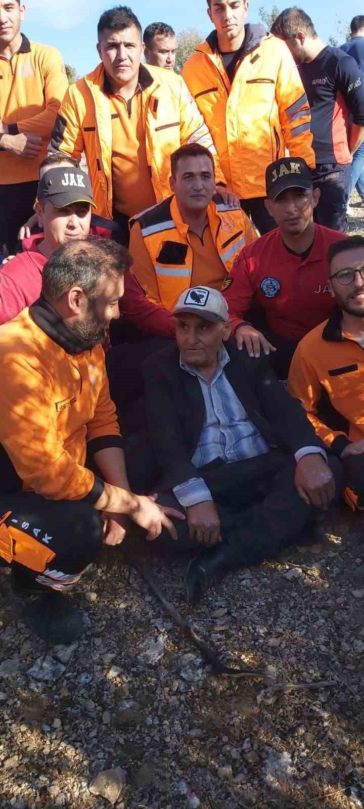 Isparta’da kaybolan yaşlı adam sağ bulundu, yakınları gözyaşlarına hakim olamadı
