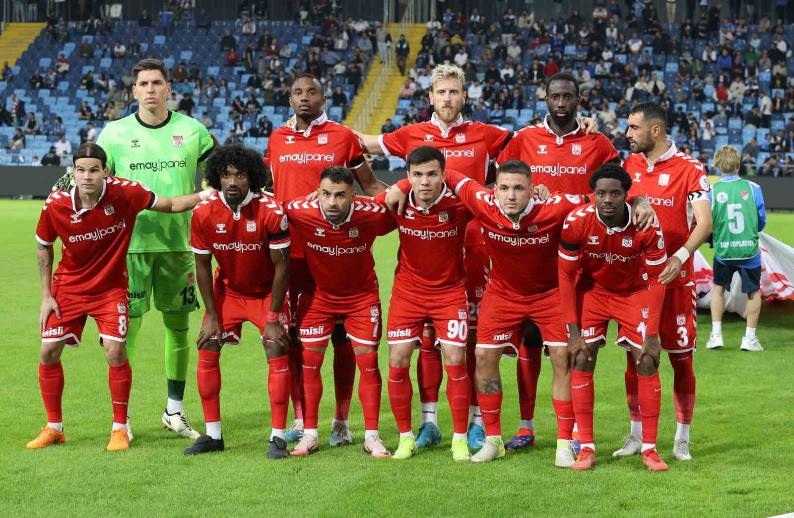 Trendyol Süper Lig: Adana Demirspor: 2 - Sivasspor: 1 (İlk yarı)
