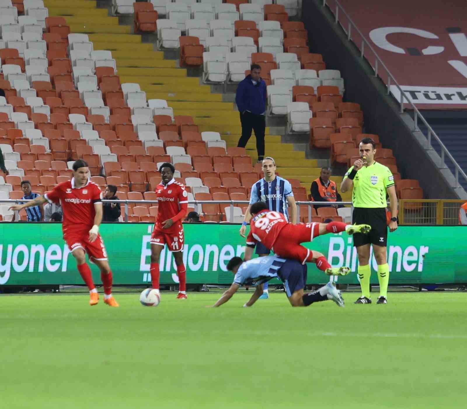 Trendyol Süper Lig: Adana Demirspor: 2 - Sivasspor: 1 (İlk yarı)
