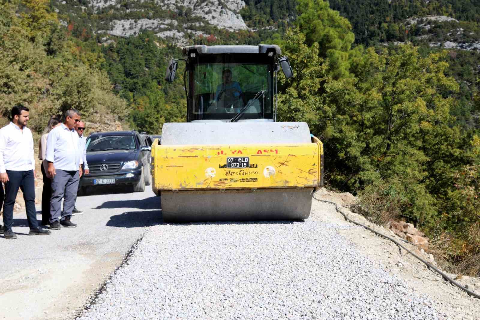 Alanya Belediyesi mahalle asfalt çalışmalarına başladı
