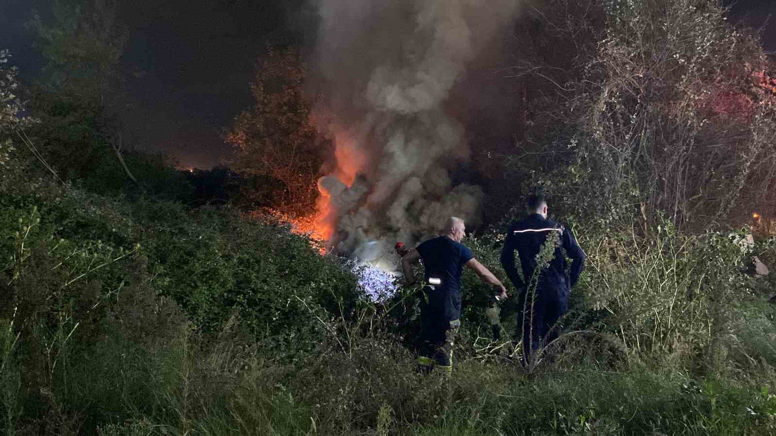 Takla atan otomobil alev alev yandı, pencereden çıkarak kurtuldular
