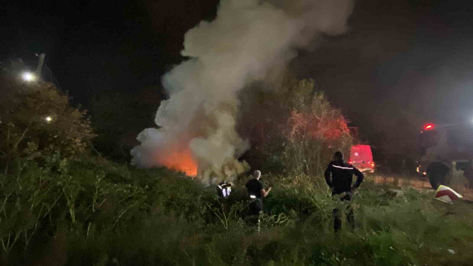 Takla atan otomobil alev alev yandı, pencereden çıkarak kurtuldular
