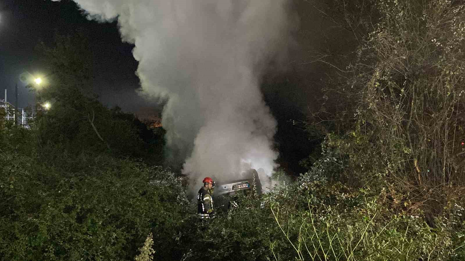 Takla atan otomobil alev alev yandı, pencereden çıkarak kurtuldular
