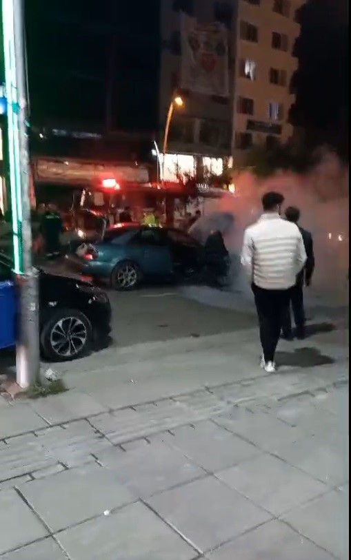 Muş’ta seyir halindeki otomobilin motor kısmı alevlere teslim oldu
